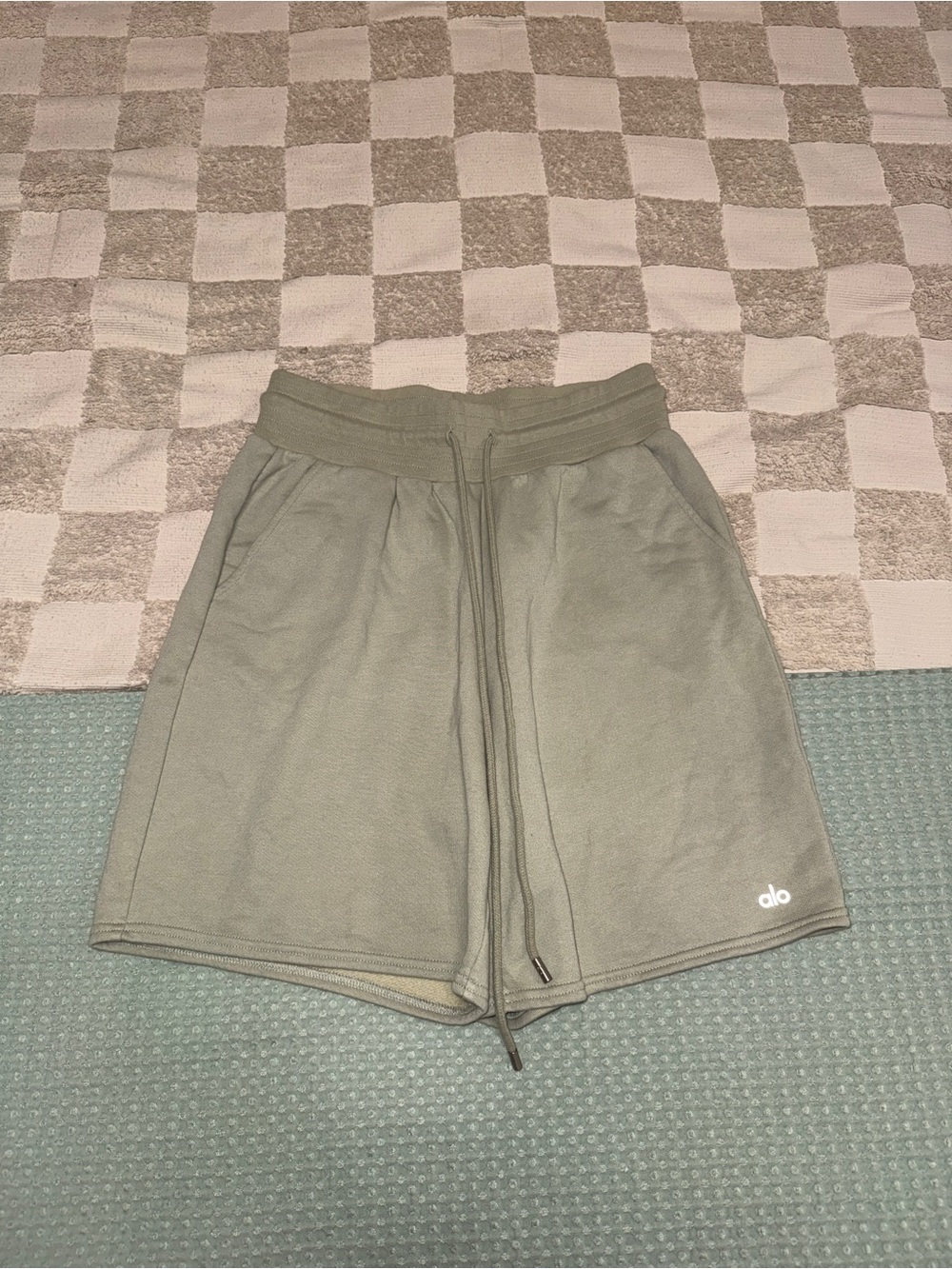 NWOT Alo Yoga Chill Short M